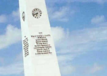 Quitan nombres de ex gobernadores del obelisco-reloj de la Explanada de la Bandera