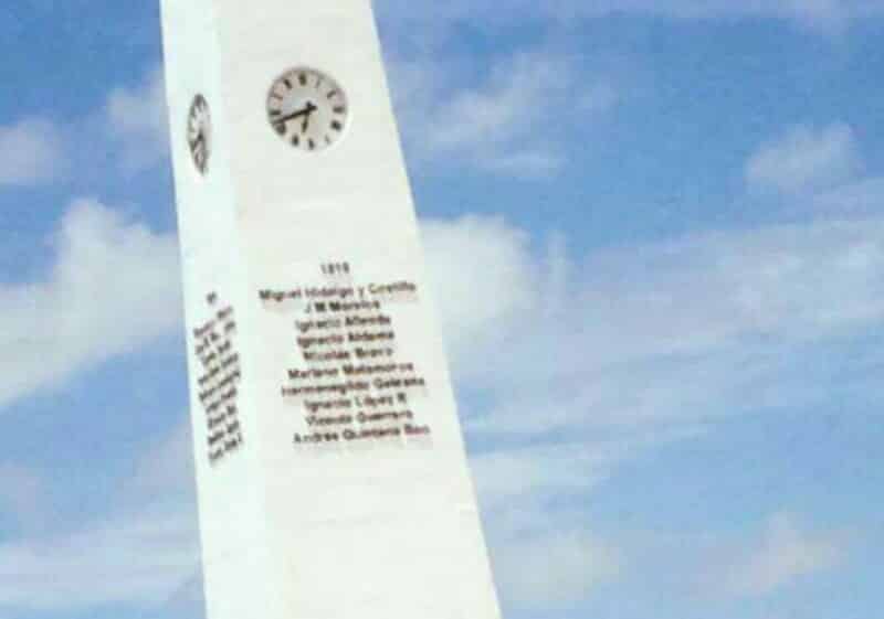 Quitan nombres de ex gobernadores del obelisco-reloj de la Explanada de la Bandera