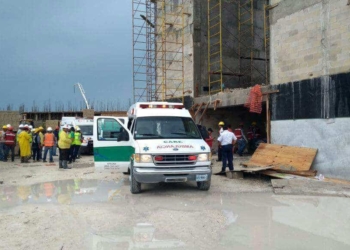 Trabajadores de la construcción resultan lesionados por derrumbe de obra