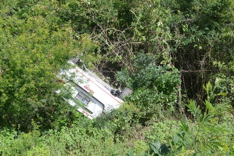 Trailer saca de la carretera a taxi de Tulum; acaba volteado