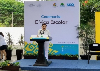Titular de SEQ echa tierra a Manuel Alamilla por la polémica licitación de uniformes escolares
