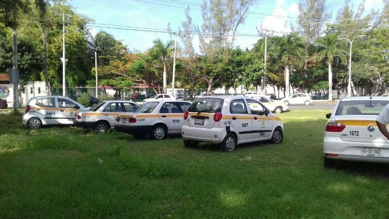 Meten en cintura a taxistas; hacen sitio lejos del Aeropuerto de Chetumal