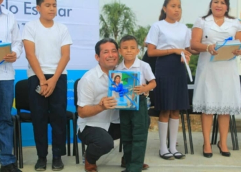 Encabeza Alexander Zetina arranque del ciclo escolar en Bacalar
