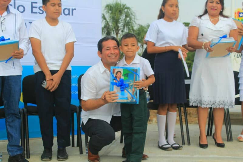 Encabeza Alexander Zetina arranque del ciclo escolar en Bacalar