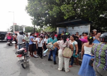 Habitantes de colonias irregulares se manifiestan ante SEQ por falta de escuelas