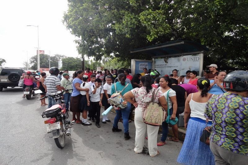 Habitantes de colonias irregulares se manifiestan ante SEQ por falta de escuelas