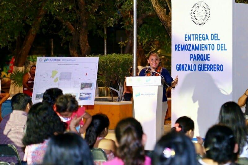 Entrega Cristina Torres remodelación del parque de la colonia Gonzalo Guerrero