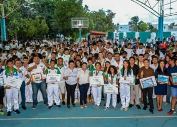 Entrega Romi Dzul premios al Deporte y Juventud