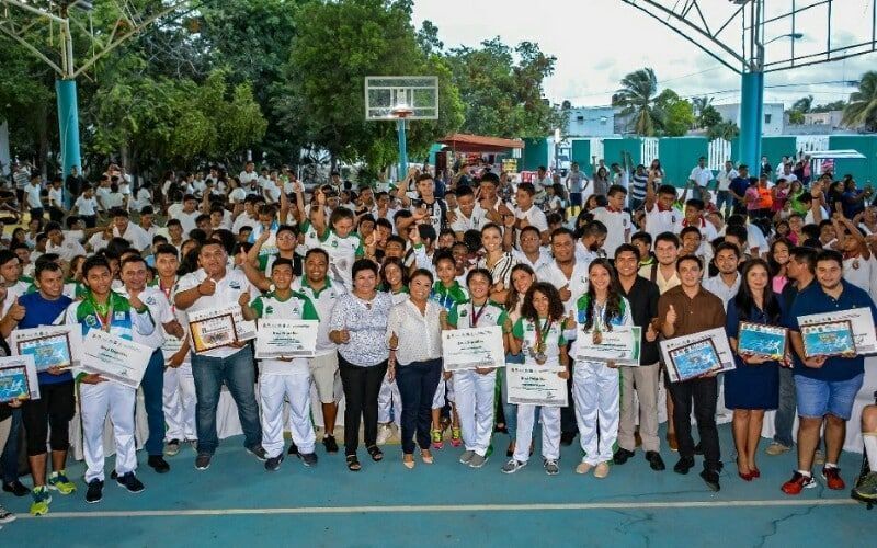Entrega Romi Dzul premios al Deporte y Juventud