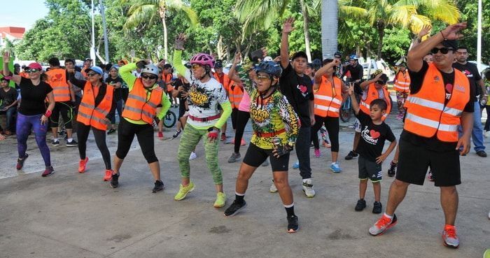 ((FOTOS)) Previo de la rodada y al término realizaron movimientos de activación física para que puedan relajar y estirar los músculos
