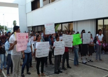 Maestros antorchistas, agudizan su reclamo a la SEQ y su titular