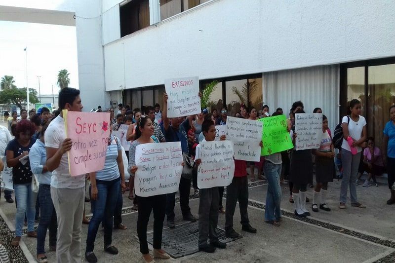 Maestros antorchistas, agudizan su reclamo a la SEQ y su titular