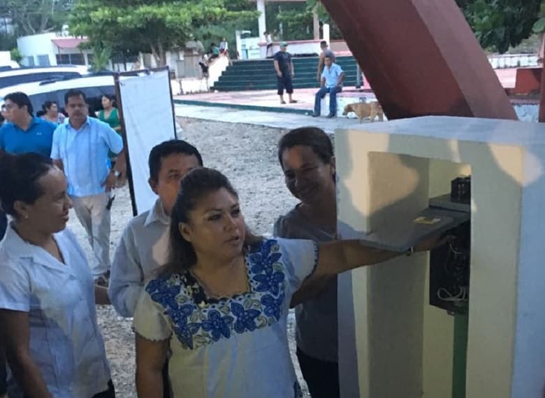 Ilumina Romi Dzul, domo de la comunidad de Hondzonot