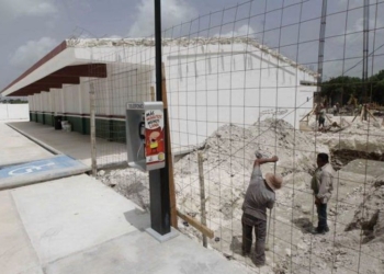 Padres de familia reprochan mala inversión en polémica compra de uniformes