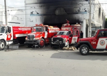 Incendio en bodega de plásticos, pone en aprietos a bomberos playenses