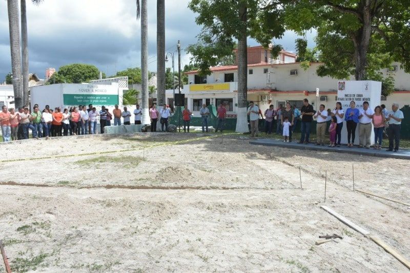 Arranca Paoly Perera construcción de área de juegos infantiles en la cabecera municipal