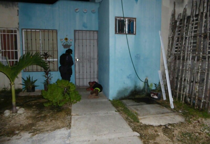 Indignante, madre maltrata a su hijo de 10 años por no vender los tamales
