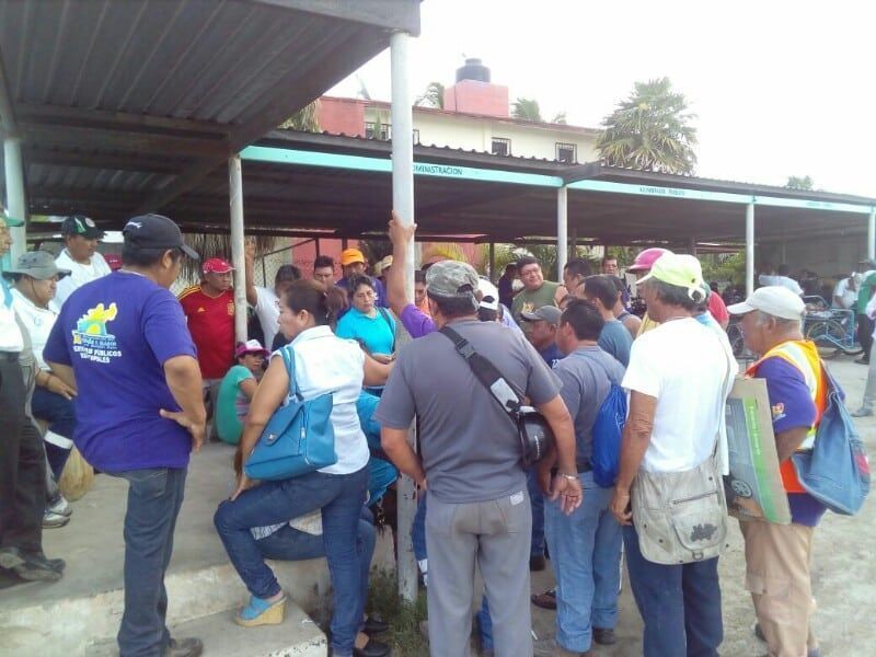 Se manifiestan podadores de OPB, piden destituir al Coordinador de Imagen por maltrato laboral