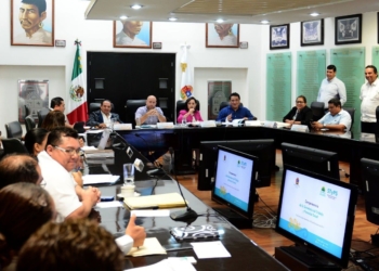 Entre protestas y reclamos, comparece titular de la STyPS ante el Congreso