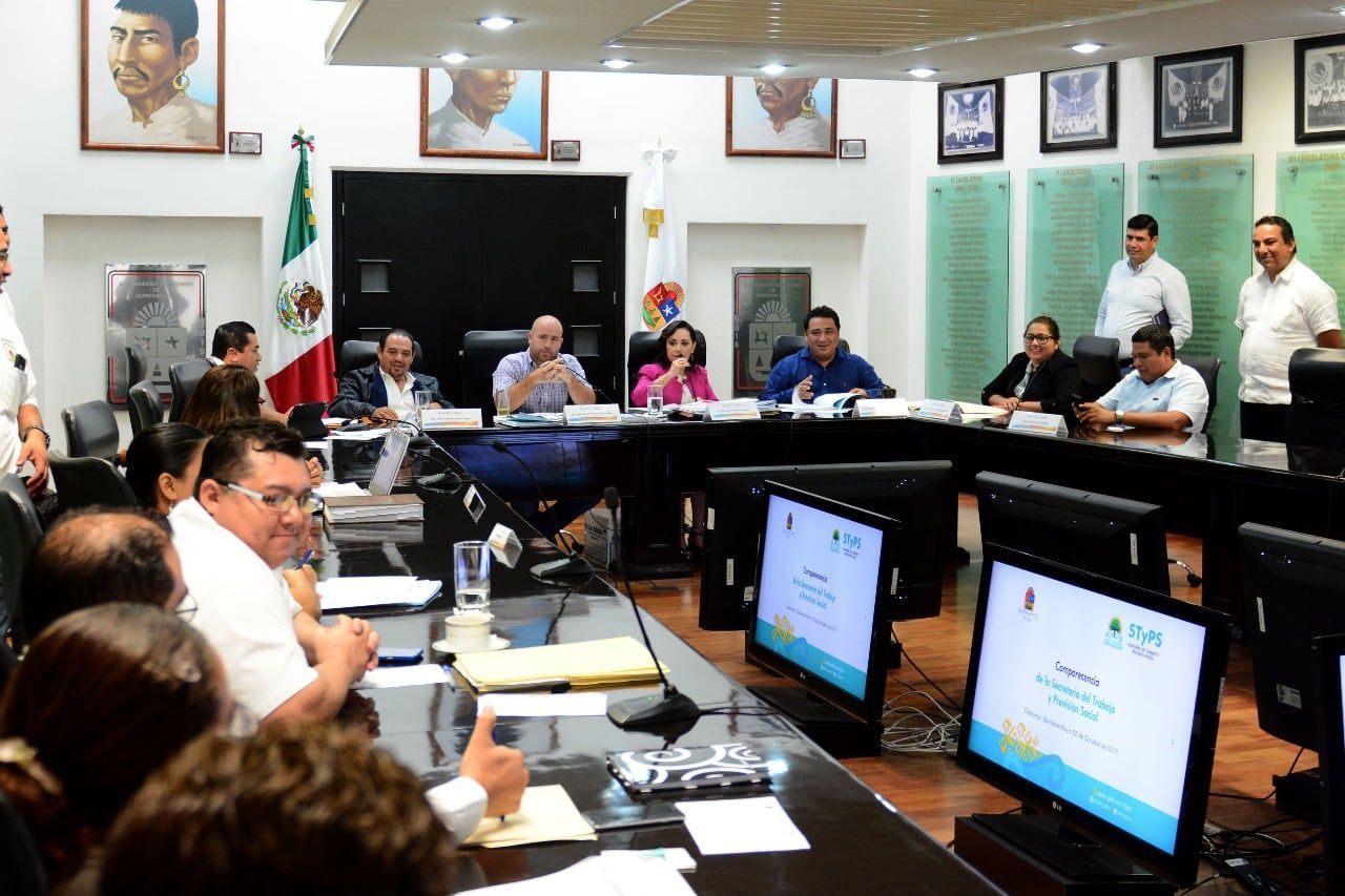 Entre protestas y reclamos, comparece titular de la STyPS ante el Congreso