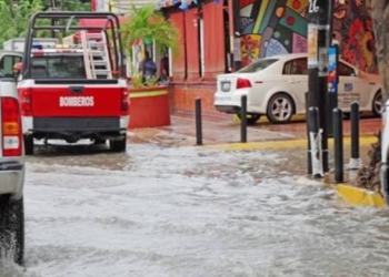 Activa bomberos brigada de atención por intensas lluvias en Cancún