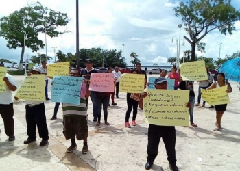 Sin libros, aulas y uniformes, toman clase alumnos de Telesecundaria en Pantera