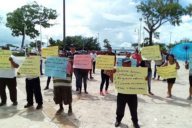 Sin libros, aulas y uniformes, toman clase alumnos de Telesecundaria en Pantera