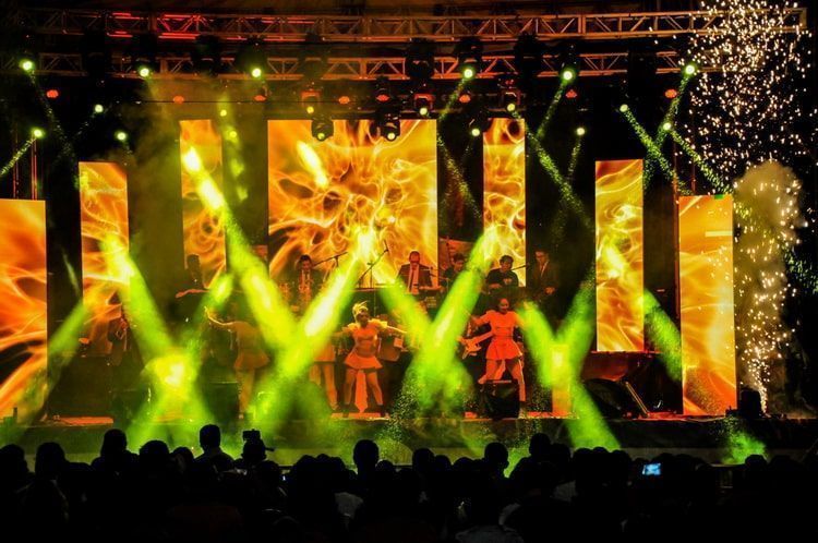 ((FOTOS)) La lluvia no impide bailar con Rayito Colombiano