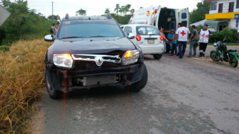 Descuidada conductora los avienta con todo y moto