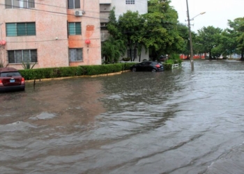 Cancún inundado tras lluvias de últimas horas; culpan a la basura doméstica