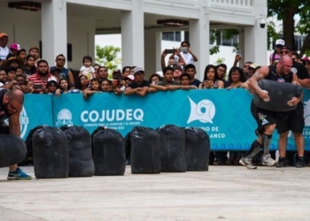 ((FOTOS)) Strongman Champions League Circuito cuatro bolsas de arena de poco más de 110 kilos cada uno