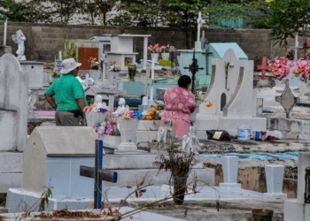 ((FOTOS)) De visita en el cementerio