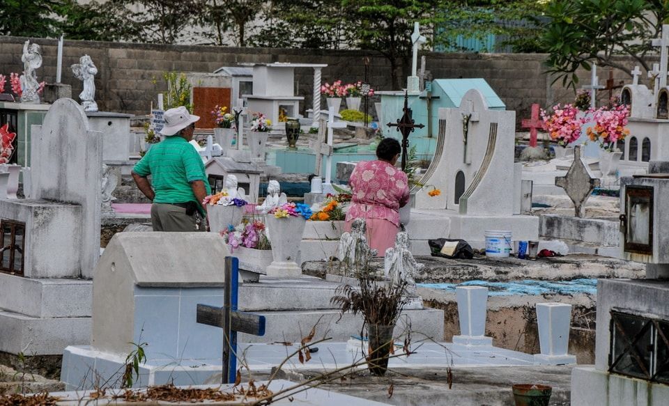 ((FOTOS)) De visita en el cementerio