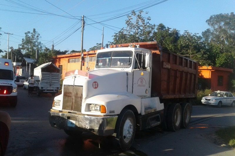 Colisionan taxi y volquete; el primero se lleva la peor parte
