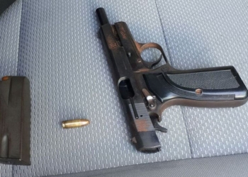 Detienen a presuntos delincuentes; armados y a bordo de un taxi