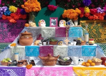 Chetumaleños preservan tradiciones con Altares y Ofrendas a sus muertos