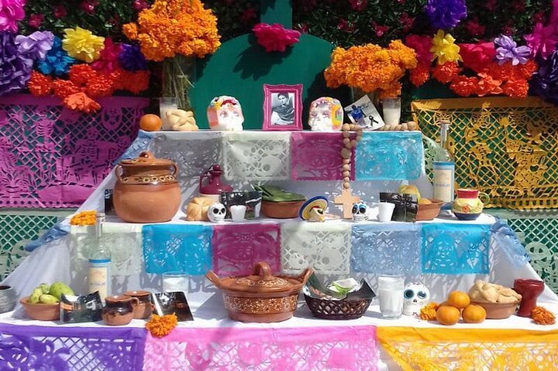 Chetumaleños preservan tradiciones con Altares y Ofrendas a sus muertos