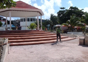 Gobierno de Isla Mujeres beneficia habitantes de La Gloria con remodelación de parque Macroplaza