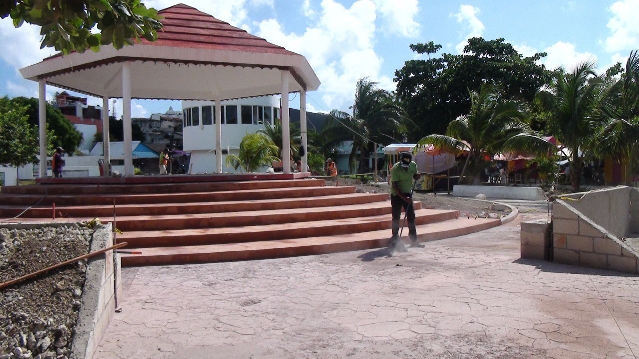 Gobierno de Isla Mujeres beneficia habitantes de La Gloria con remodelación de parque Macroplaza