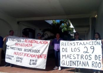 Maestros cesados se manifiestan exigiendo ser reinstalados