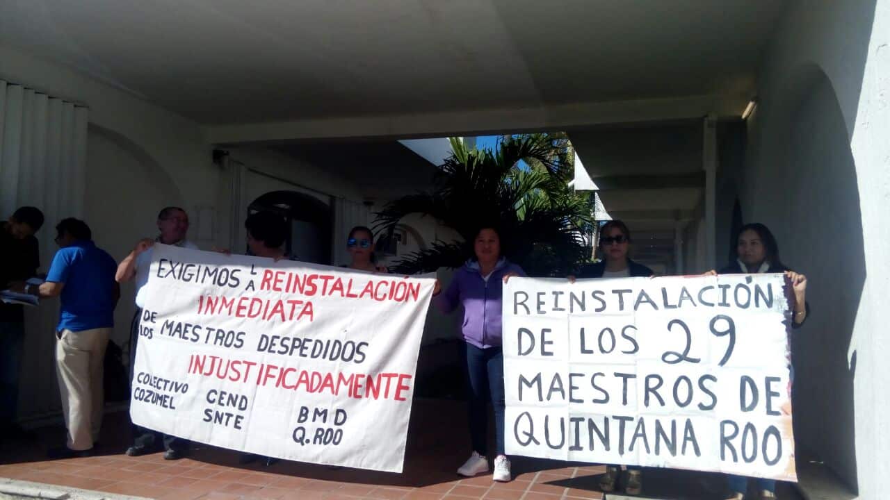 Maestros cesados se manifiestan exigiendo ser reinstalados