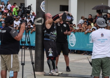 ((FOTOS)) Strongman Champions League Sostenido dos pesas poco más de 40 kilos