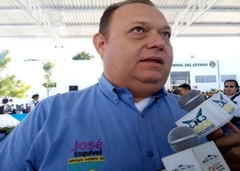 Diputado Chac-Mex, con su licencia en la mano