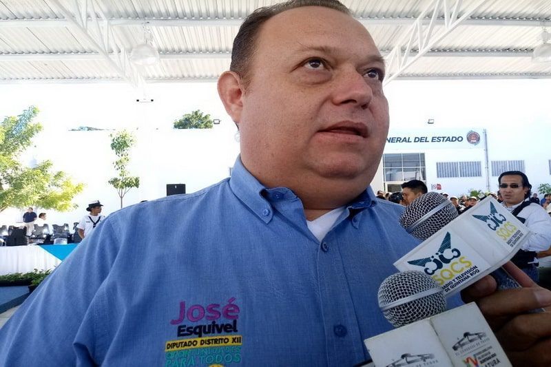 Diputado Chac-Mex, con su licencia en la mano