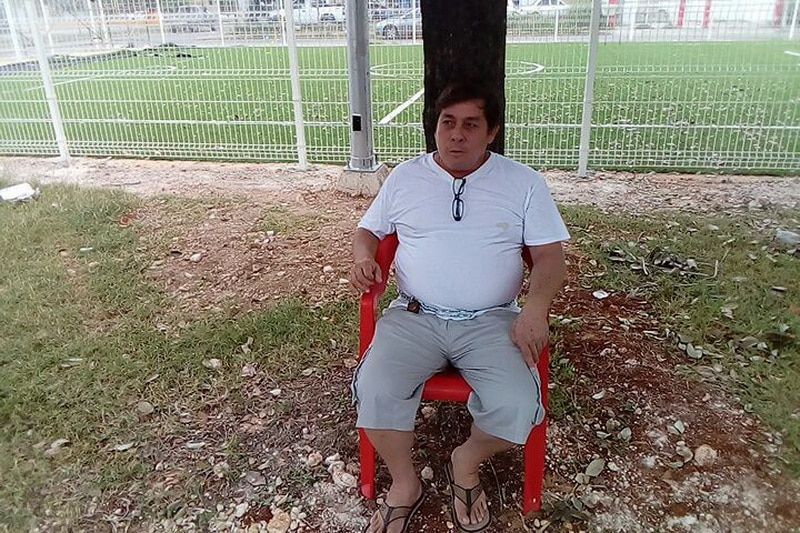Vecino de Arboledas, se encadena a un árbol para evitar su deforestación
