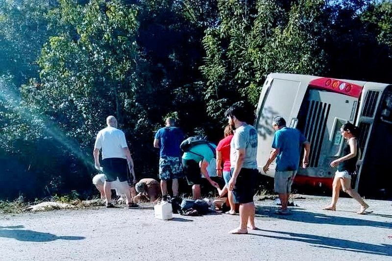 Mortal volcadura de autobus de turismo en el tramo Mahahual-Cafetal