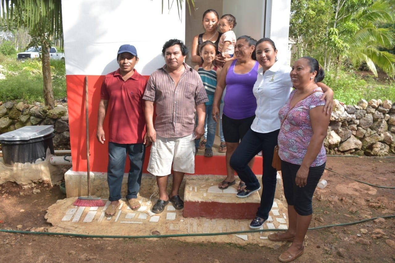 Entrega Paoly Perera baños con biodigestor a familias de la zona urbana
