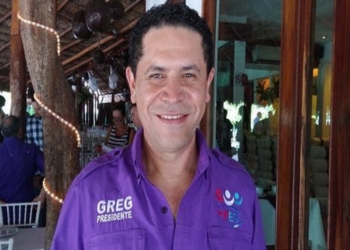 Se aferra Greg a candidatura por la Senaduría; dice no hay mejor gallo que él