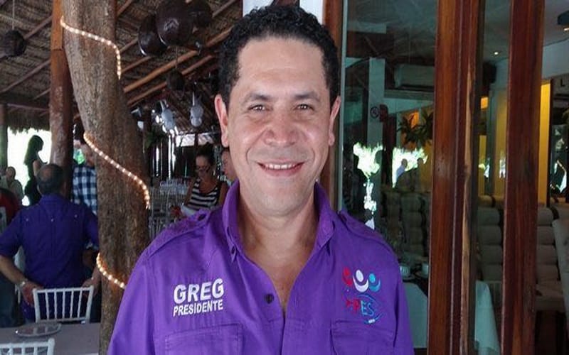 Se aferra Greg a candidatura por la Senaduría; dice no hay mejor gallo que él