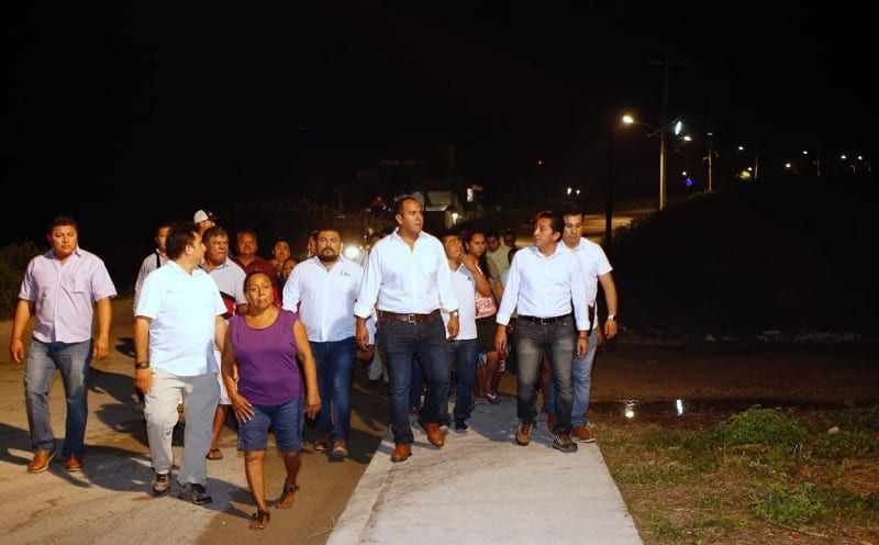 Mejora Juan Carrillo alumbrado público para mayor seguridad de los isleños